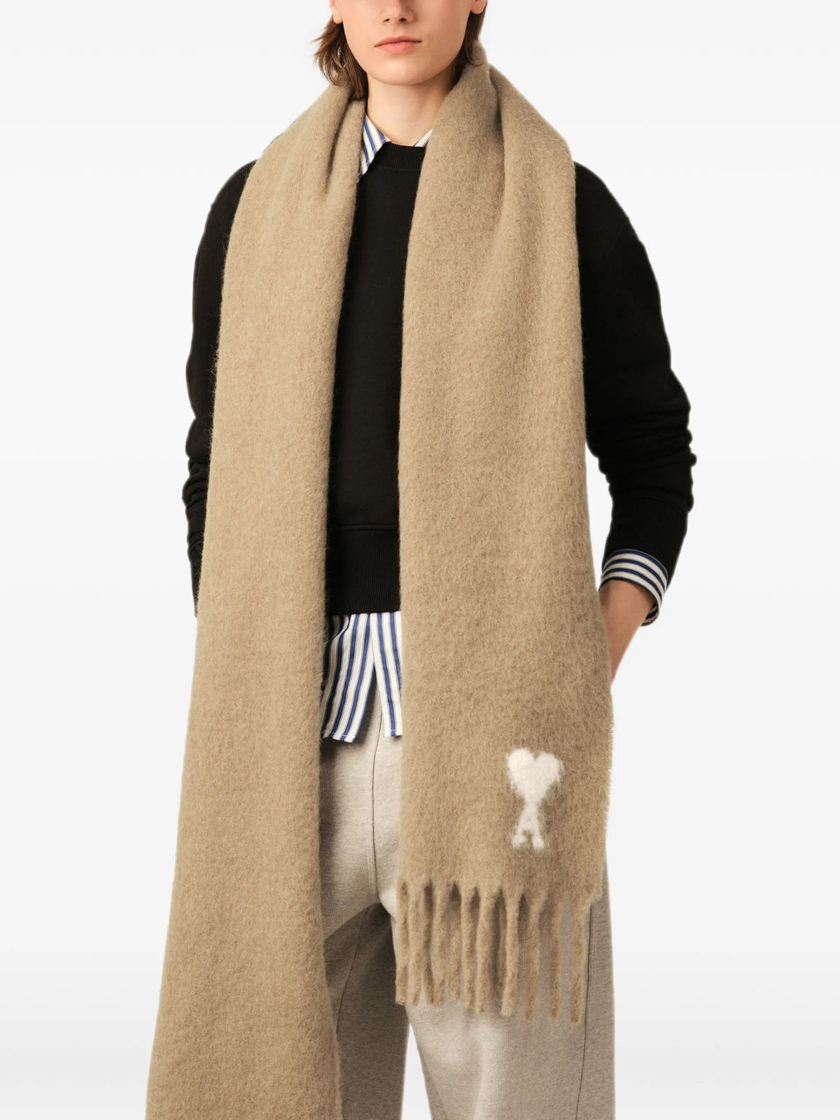 AMI Paris Alpaca scarf with Ami de Coeur coloris Neutrals - vue 3