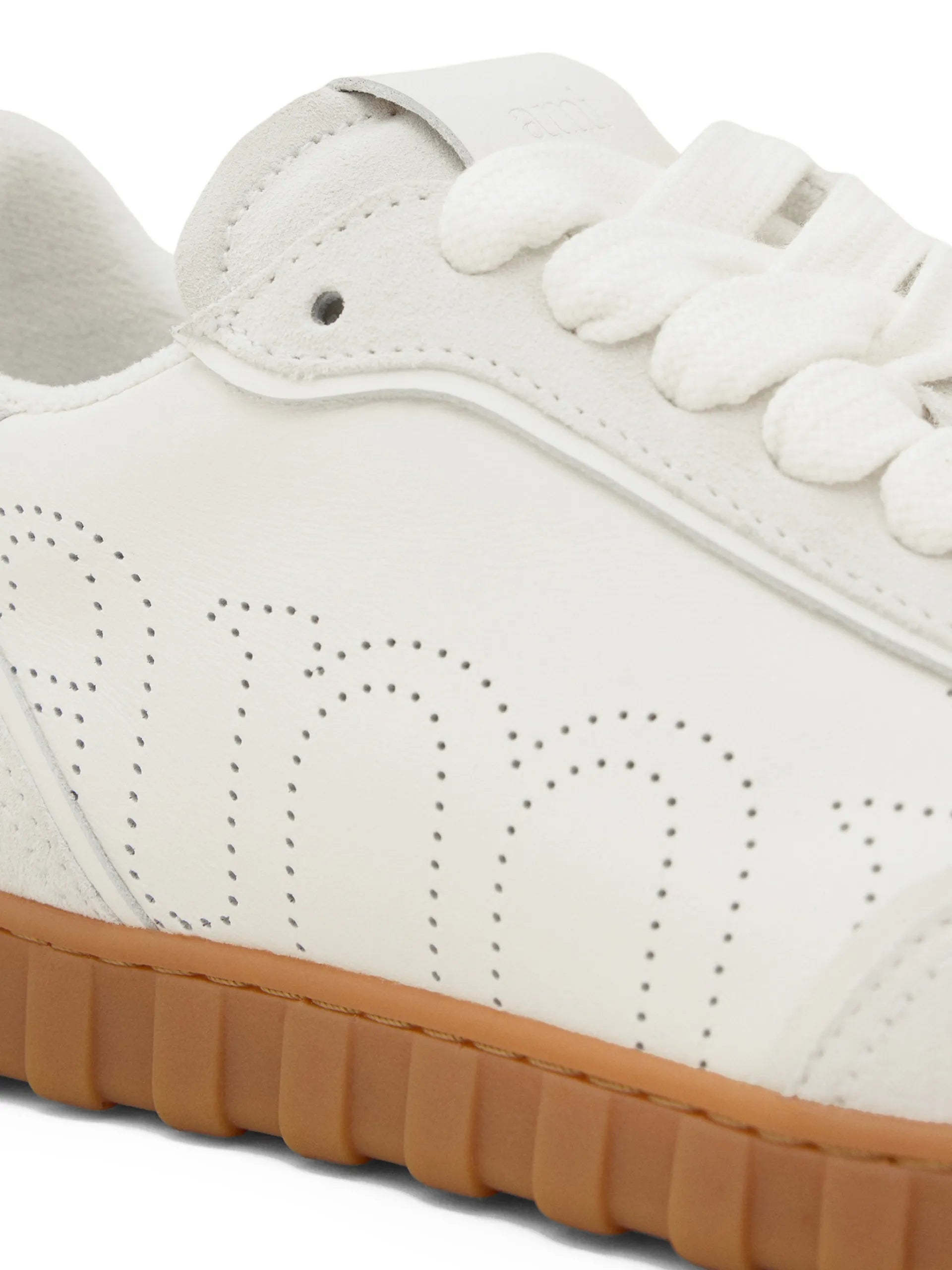 AMI Paris Step Perforated-logo Leather Sneakers E26USN508AL0126 Vue 4